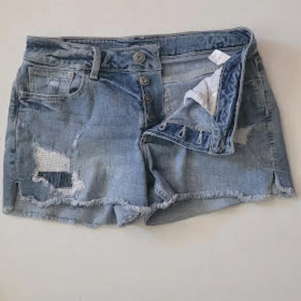 Maurices distressed jean shorts - Size 7/8 - Picture 1 of 7